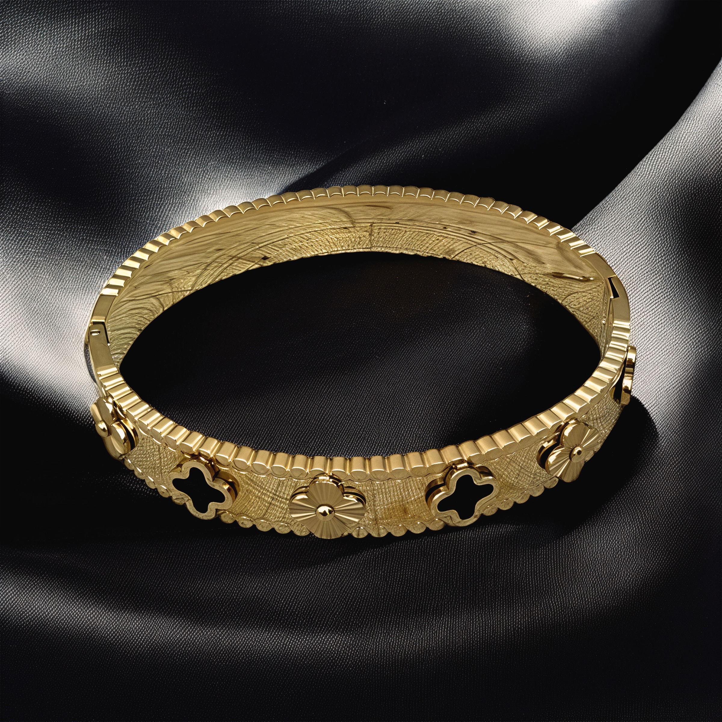 ✨ Golden Aura Clover Bangle